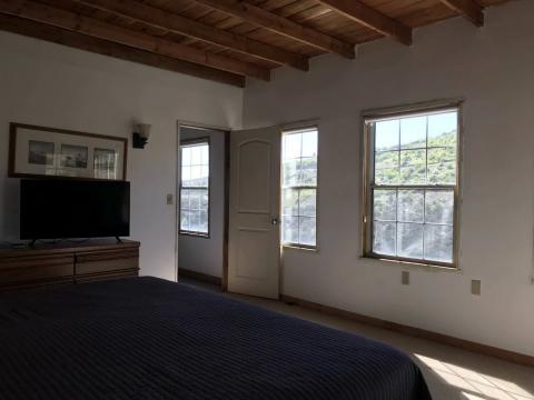 cuarto grande con vista al monte y la tv