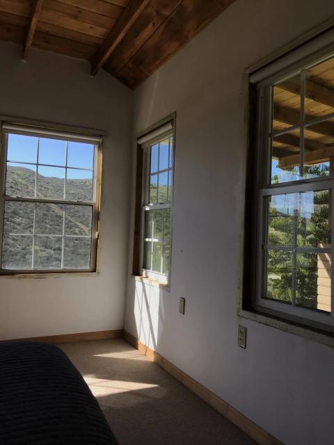 ventanas con vista al monte y al porche