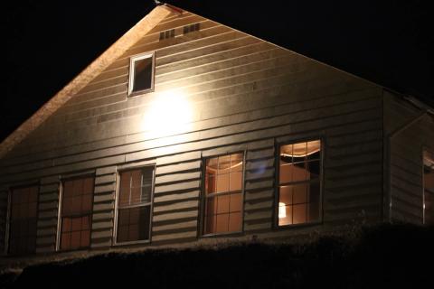 ventanas de la casa principal de noche