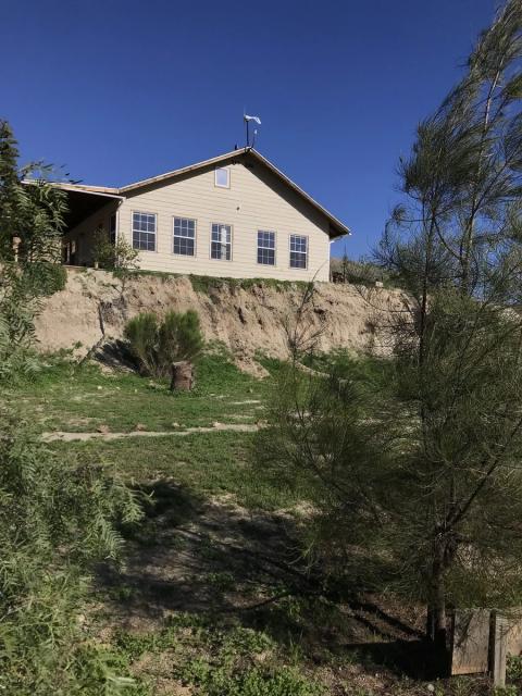 viendo la casa desde el jardin