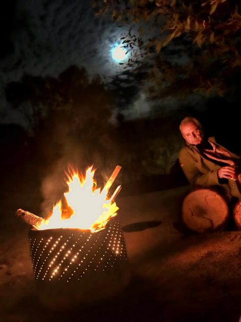 fogata bajo la luna
