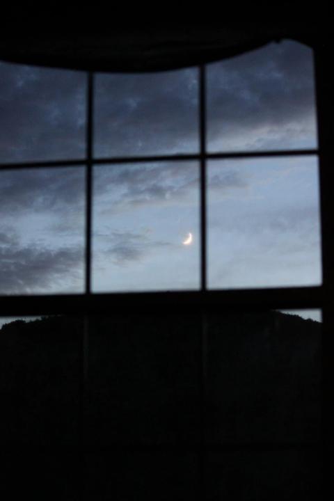 la luna vista desde la sala