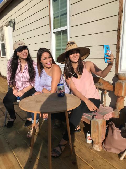 amigas reunidas en porche