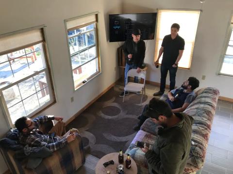 amigos reuninos en la sala