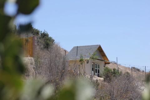 casa del arroyo desde la distancia