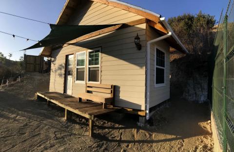 casa del arroyo en el atardecer