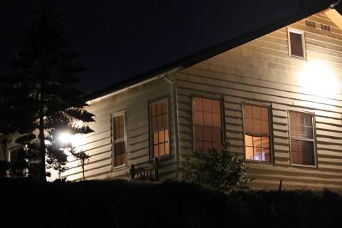 casa principal de noche