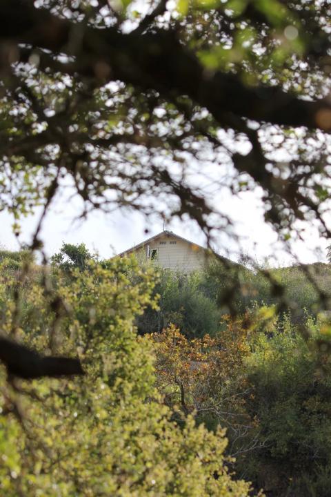 casa principal vista desde el arroyo