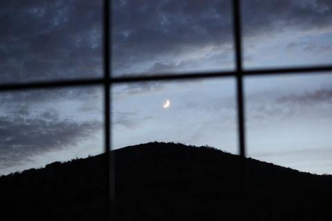 contemplando la luna desde la ventana