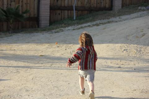 infante jugando a la pelota