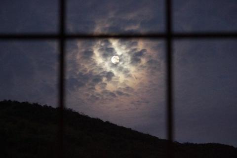 luna llena por la ventana