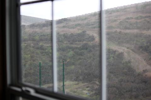 viendo la lluvia desde la ventana