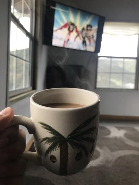 viendo la tele con un cafe