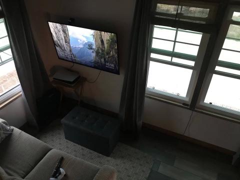 viendo la tv desde litera parte alta